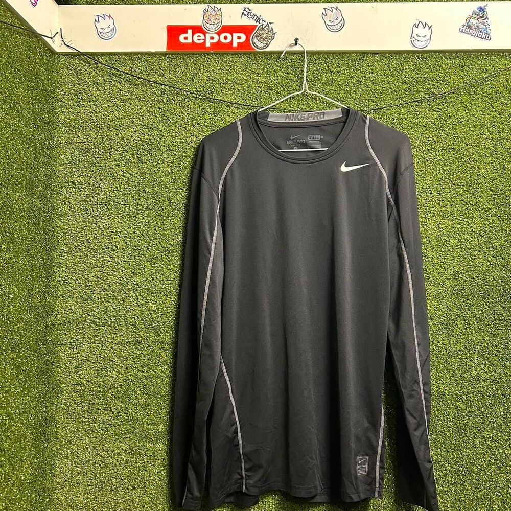 Nike Men's Black and Grey Shirt